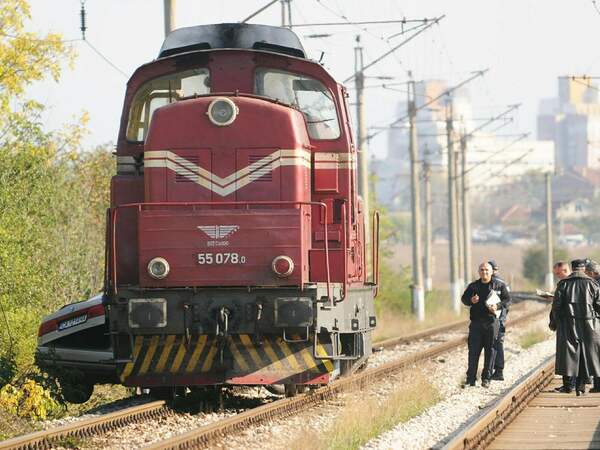 Мъж шофира без книжка, минава на червено и е блъснат от влак