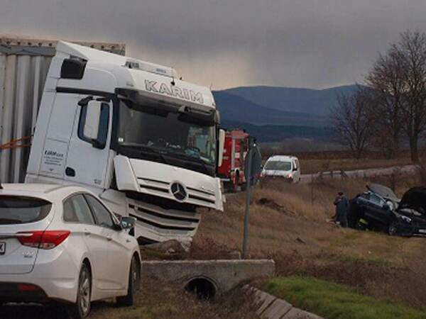 Камион и кола се сблъскаха близо до Езерче на главен път Е-70