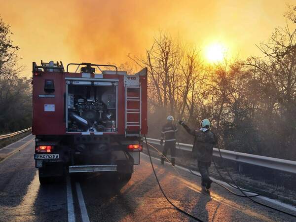 Изгоряха суха трева и отпадъци в района