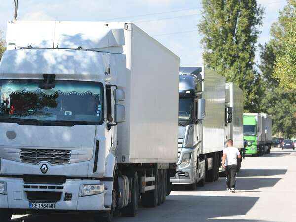 Движението на камиони над 20 тона е ограничено в определени пътни участъци в Русе, Разград, Силистра и Велико Търново от 13 до 21 ч. в петък заради високите температури