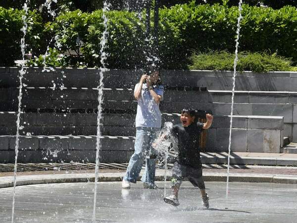 Облачно, но горещо време във вторник