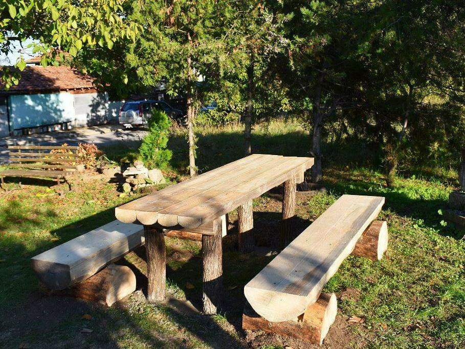 Пейки и маси от изсъхнали дървета