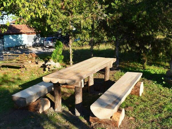 Пейки и маси от изсъхнали дървета