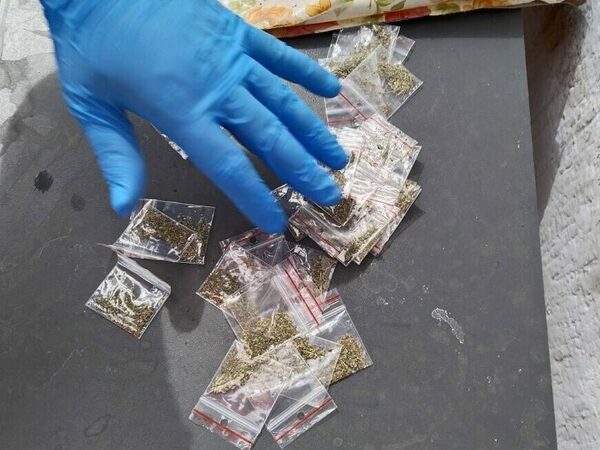 Непълнолетен с дрога в училище