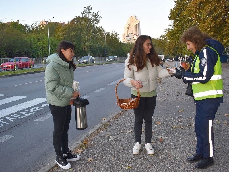 Чай и закуска за полицаи