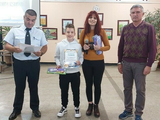 Деца намериха и върнаха изгубен портфейл