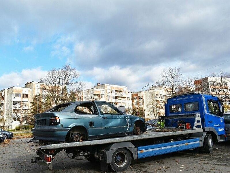 Местят изоставени коли