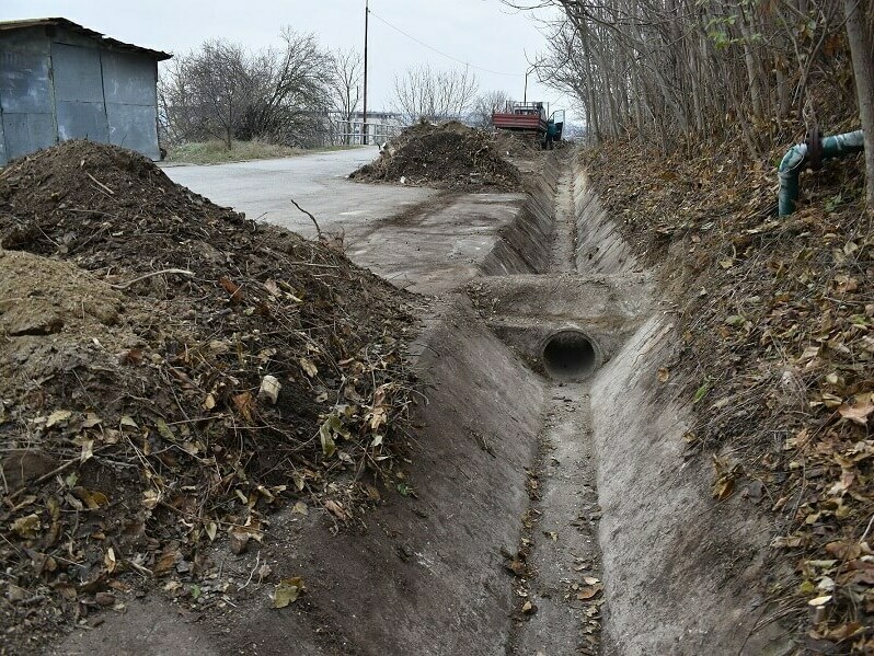 Почистват отводнителни канали