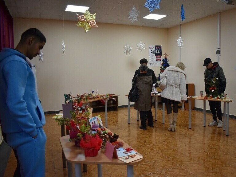 Коледен базар в подкрепа на осмокласник