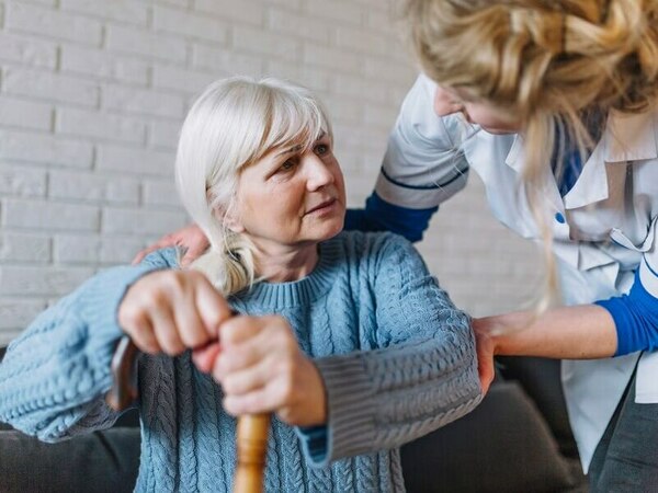 Омбудсманът срещу орязването на „Грижа в дома“