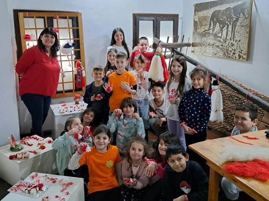 Деца изработиха първите си мартенички