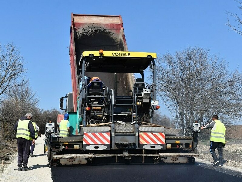 Асфалтират пътя за село Тръстика