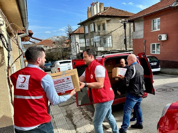 Хранителни пакети за нуждаещи се в Лудогорието