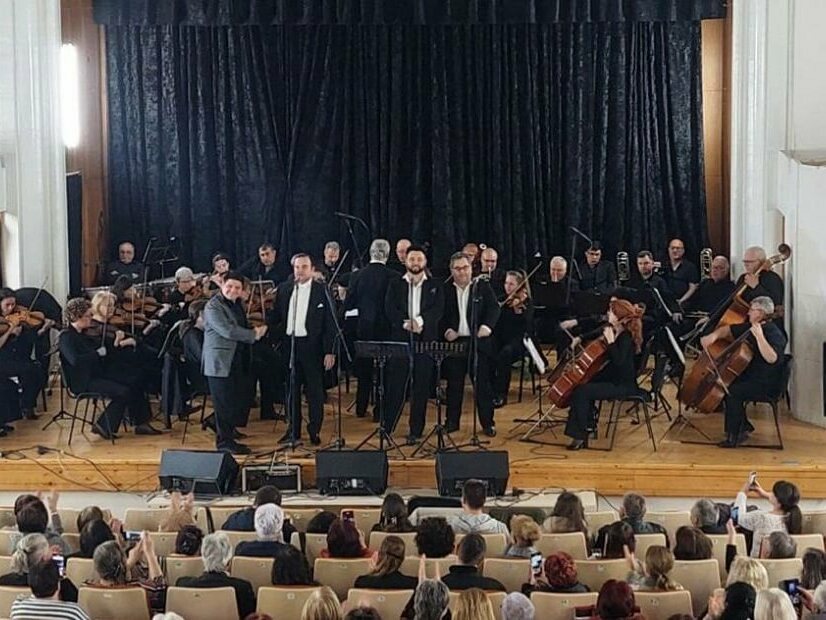 „Звездните тенори“ на разградска сцена