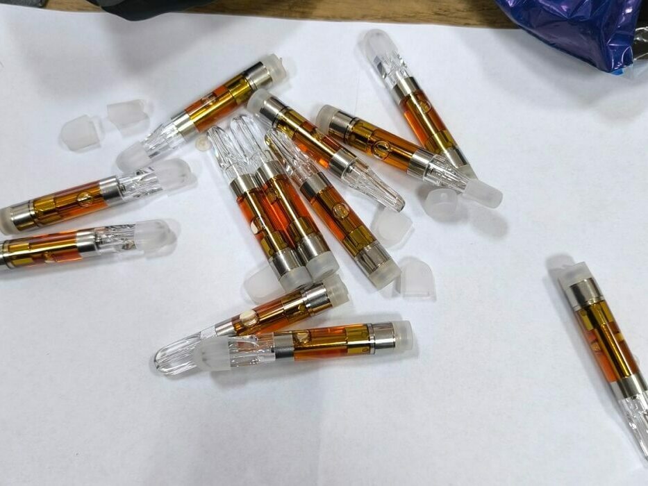 Заловиха мъж с пълнители за наркотични вейпове