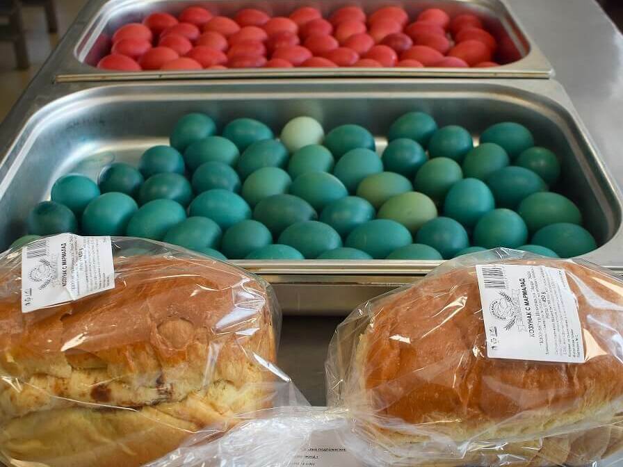 Козунак и великденски яйца към топлия обяд днес