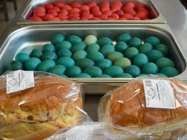 Козунак и великденски яйца към топлия обяд днес