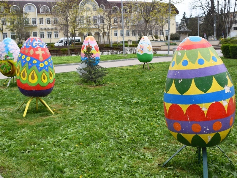 Деца рисуват великденската украса на Разград