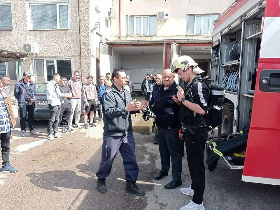 Пожарникари обучават доброволци