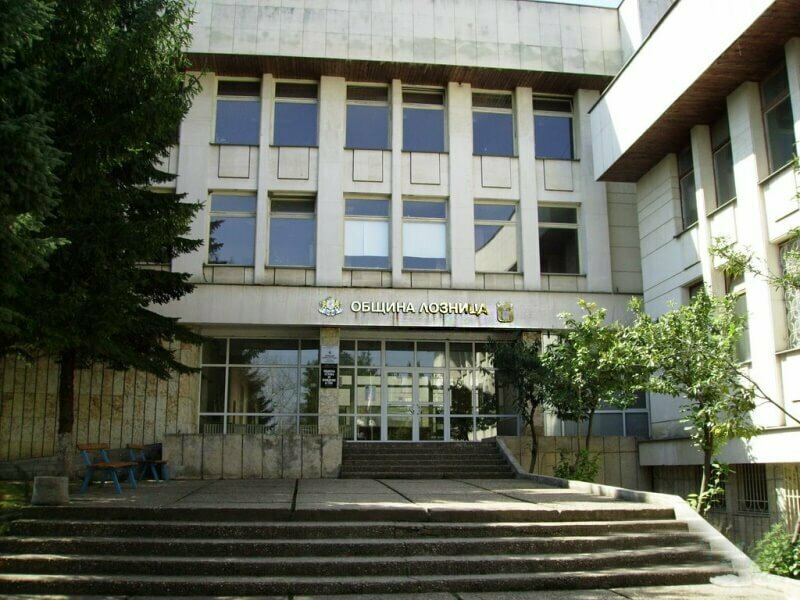 Рехабилитират улици в община Лозница