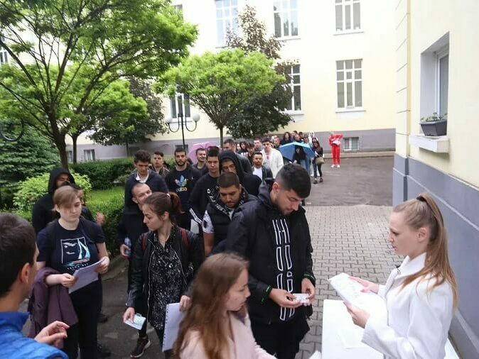 Зрелостници на матура по български език