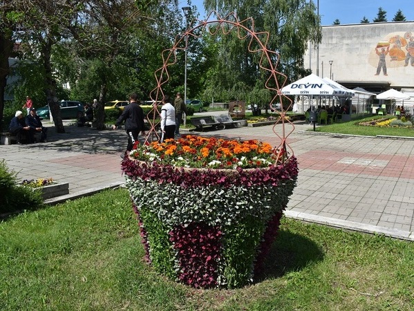 Цветни фигури красят Разград