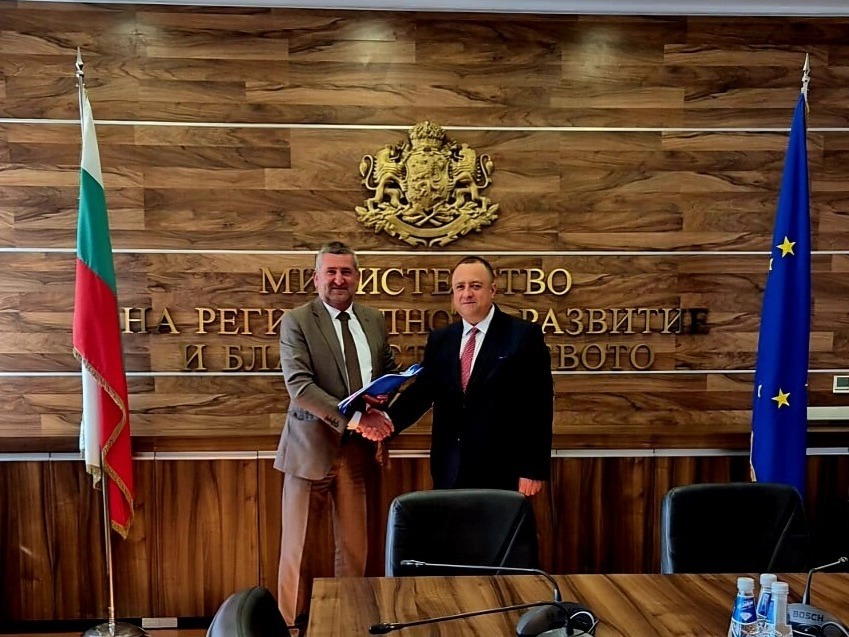 Договори за четири проекта подписа кметът на Исперих