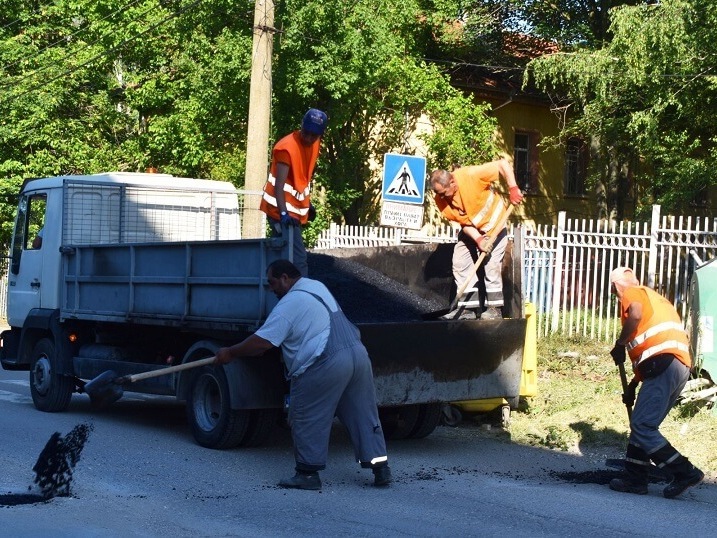 Кърпят дупки по разградските улици