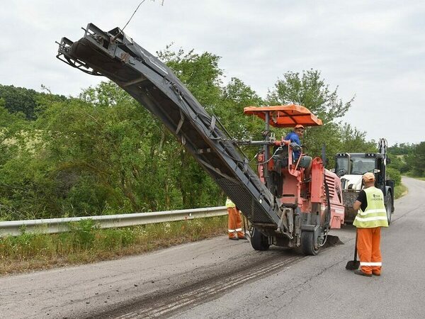 Изкърпват ръчно и машинно дупки по общински пътища