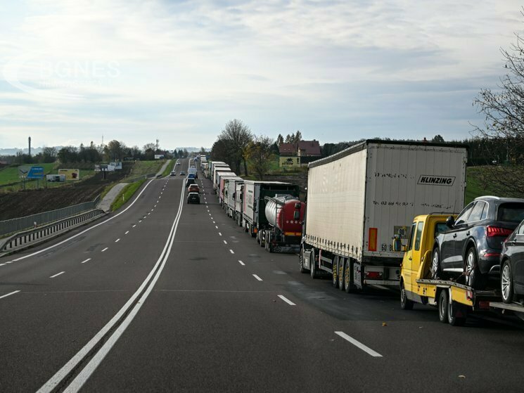 Спират тежките камиони заради жегите