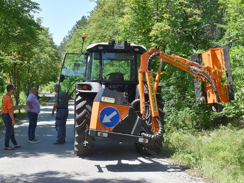 Разчистват растителността край общинските пътища