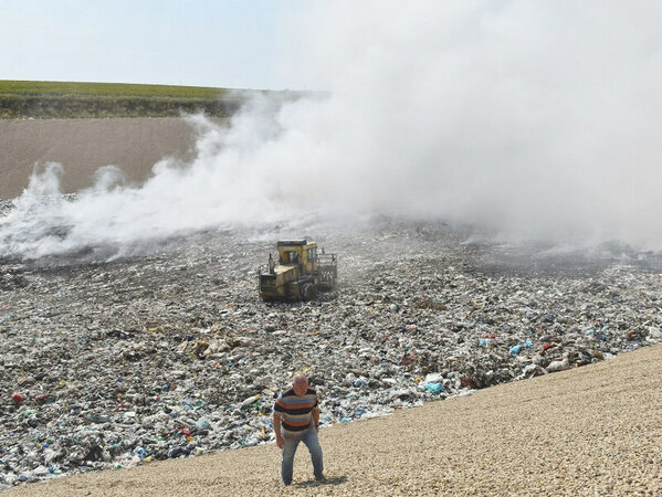 Пожар на депото в Разград, огънят е овладян