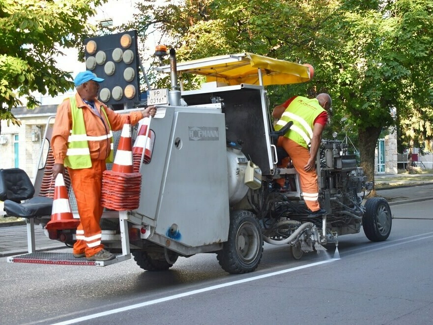 Опресняват пътната маркировка