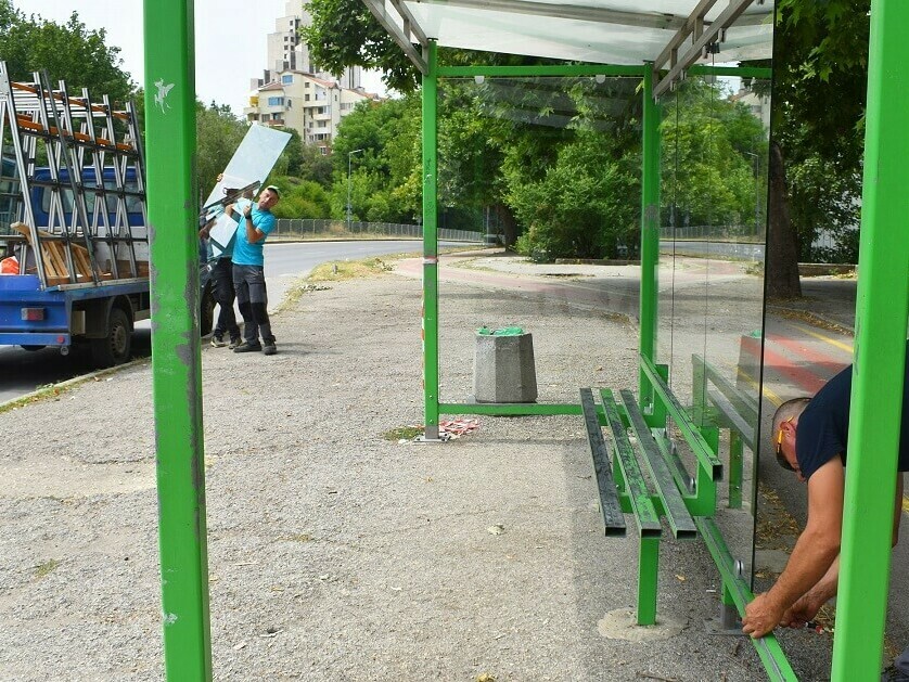 Автобусни спирки с нови стъкла
