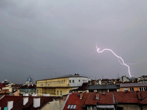 Пожар след мълния унищожи три постройки