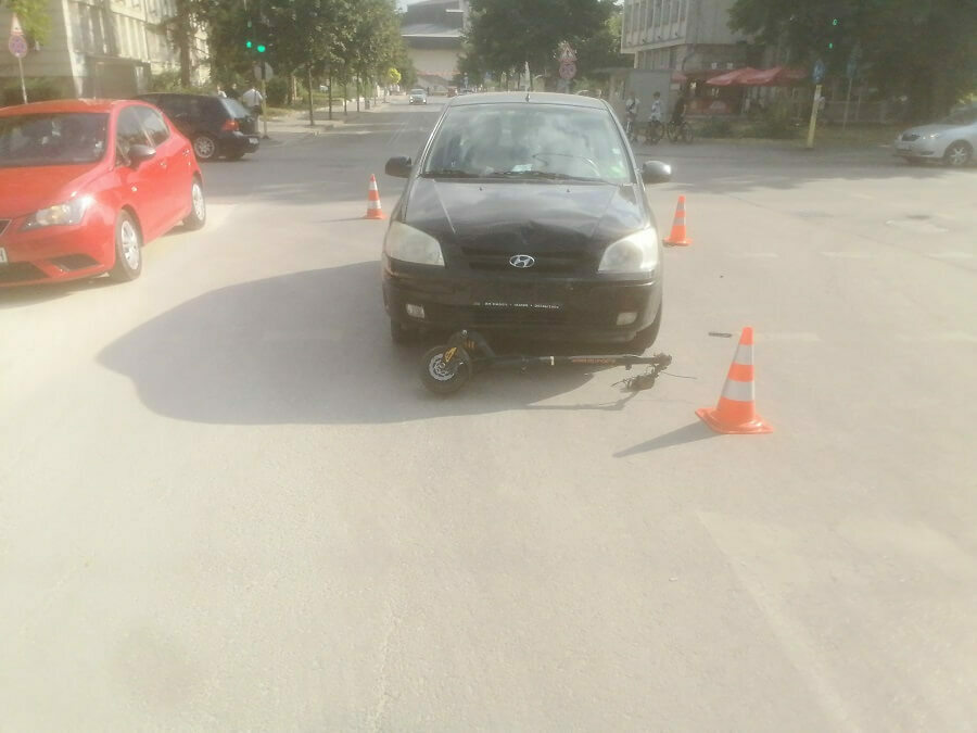 Брат и сестра с тротинетка пострадаха при ПТП