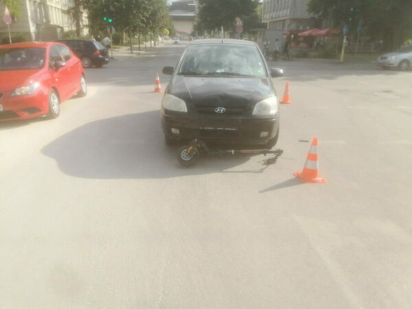 Брат и сестра с тротинетка пострадаха при ПТП