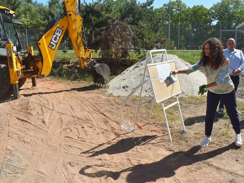 Обновяват училищна площадка за спорт