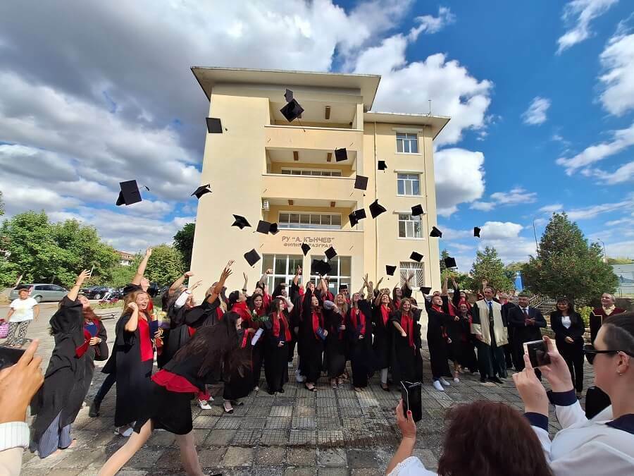 Дипломи за студентите от Филиала на Русенския университет