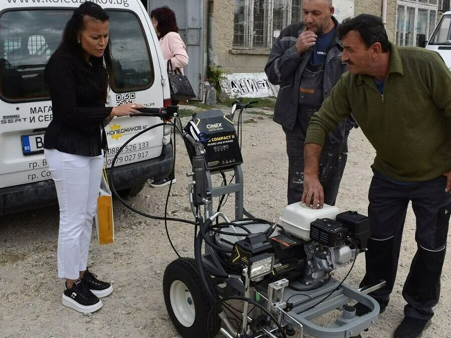 Полагат пътна маркировка с професионална машина