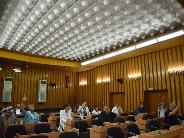 Шест училища и една градина с деца под минимума