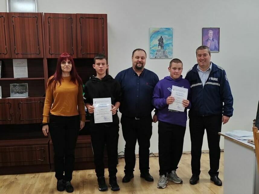 Ученици намериха и върнаха изгубен портфейл