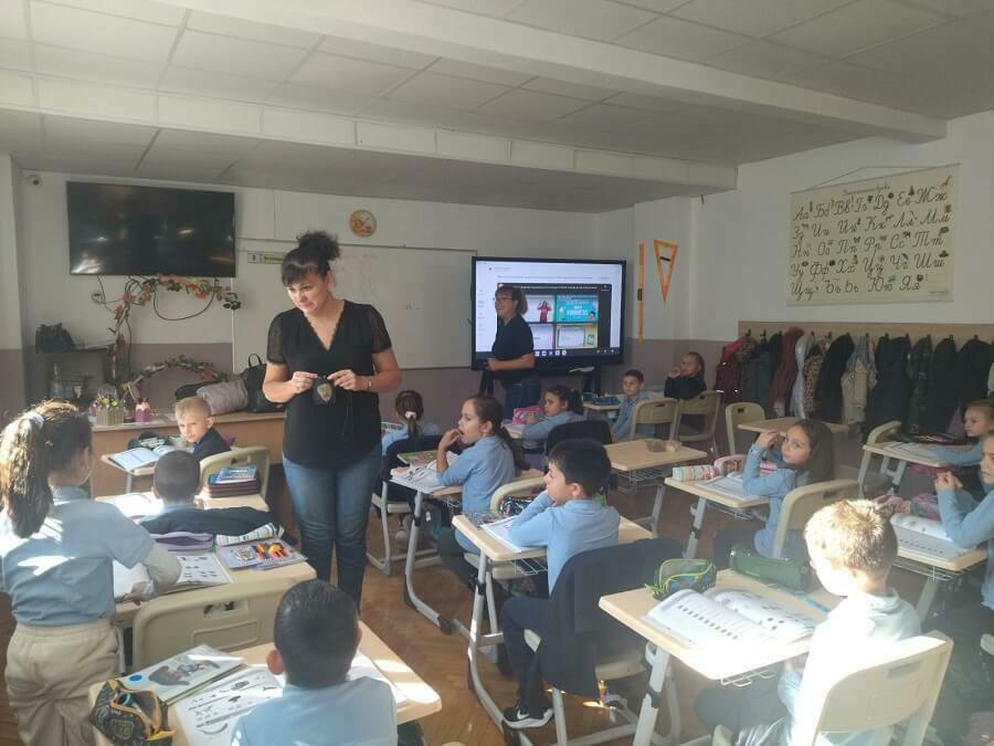 Полицаи гостуват на ученици