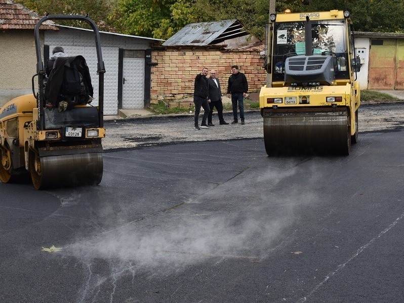 Ремонтират улици и по селата