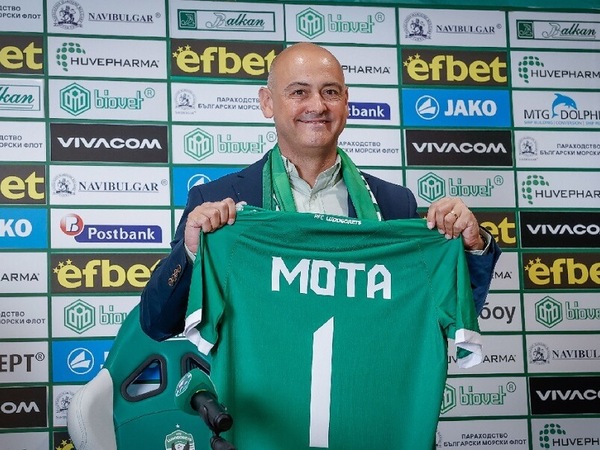 „Лудогорец“ се разделя със старши треньора си