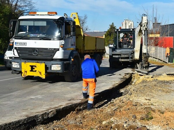 Ремонтират тротоари в Разград