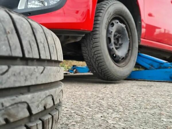 От днес глобяват за неподходящи за зимата гуми