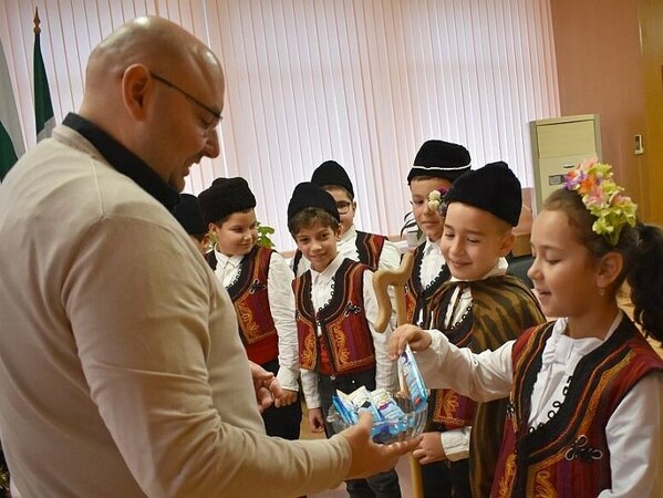 Коледарчета при кмета