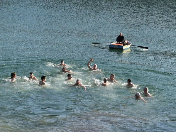 Разградчанин извади кръста от язовир „Пчелина 2“