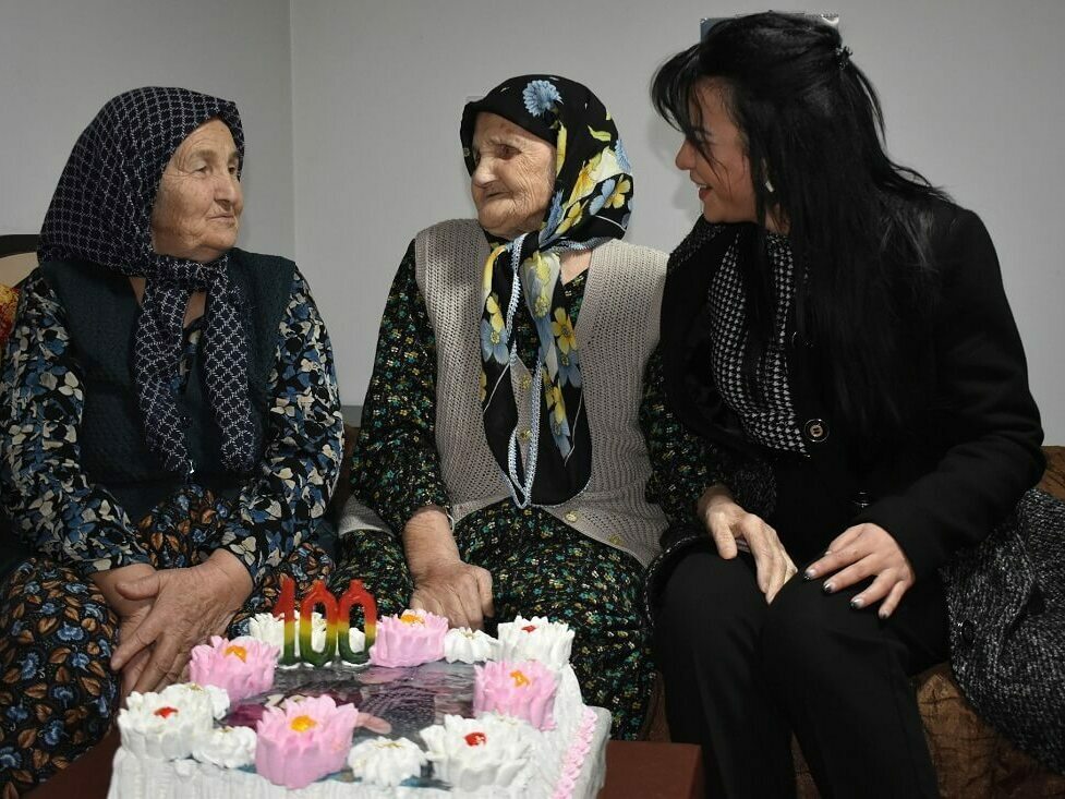 Подаръци и честитки за столетница от Дянково